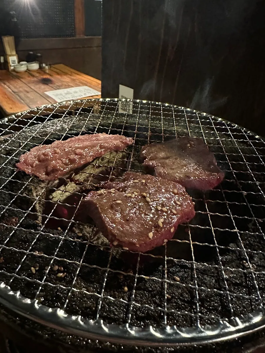 炭火焼肉モツ刺し 肉人（ニクンチュ）三軒茶屋店 · 9